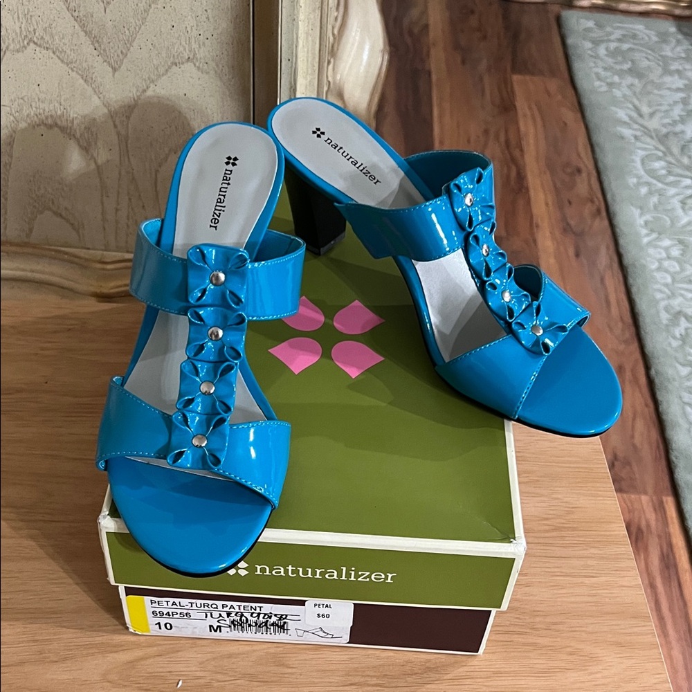 New in Box Naturalizer Women's Turquoise Sandals